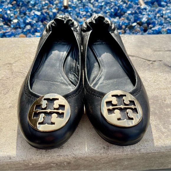 Tory Burch Women's Size 7.5 Reva Black Leather Gold Logo Classic Flats Shoes - Picture 2 of 9